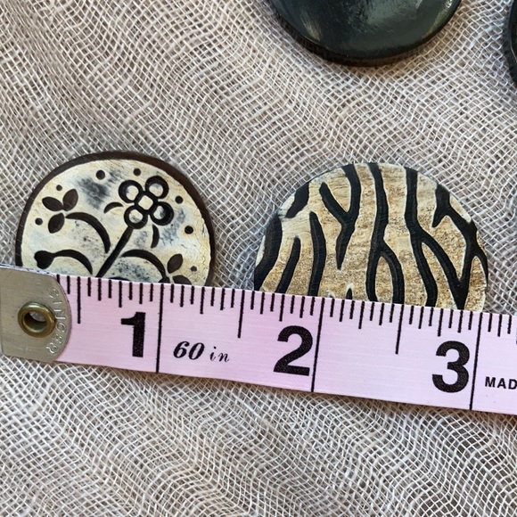 Group of natural buttons for art projects - Picture 8 of 16